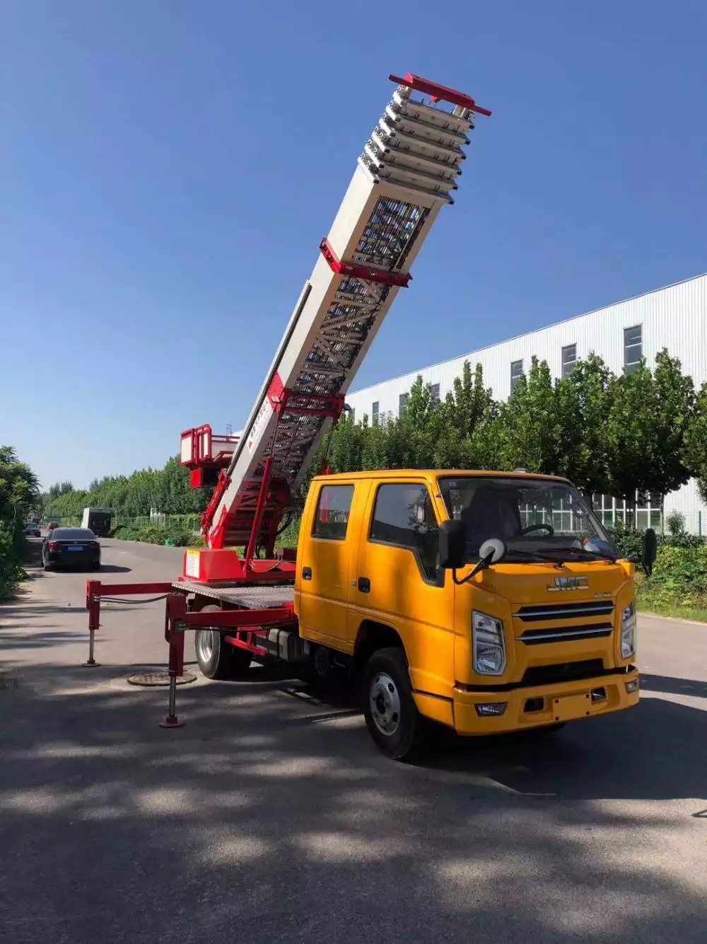 鄂城附近的云梯车出租服务：轻松解决高空作业需求