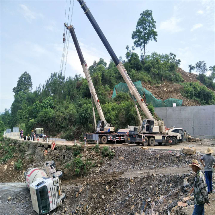 鄂城汽车掉沟里叫吊车救援要多少钱